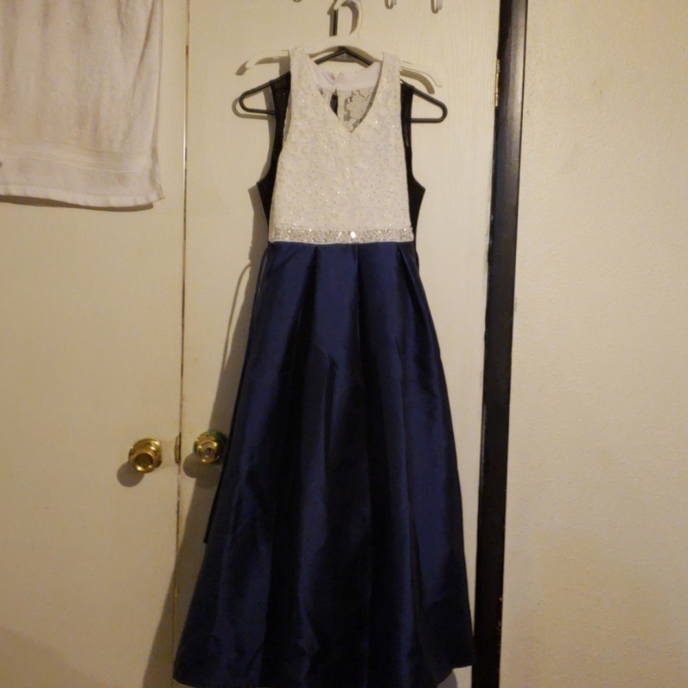 Im selling a pertty blue and white with perls